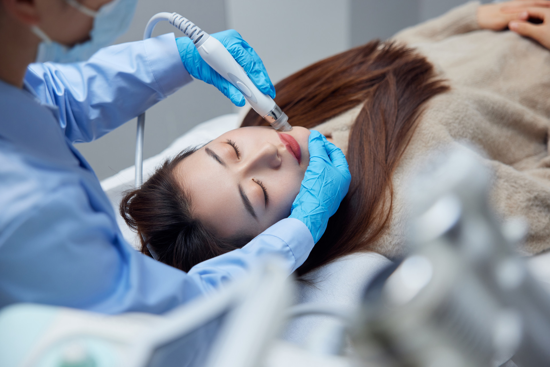 医生做面部保养